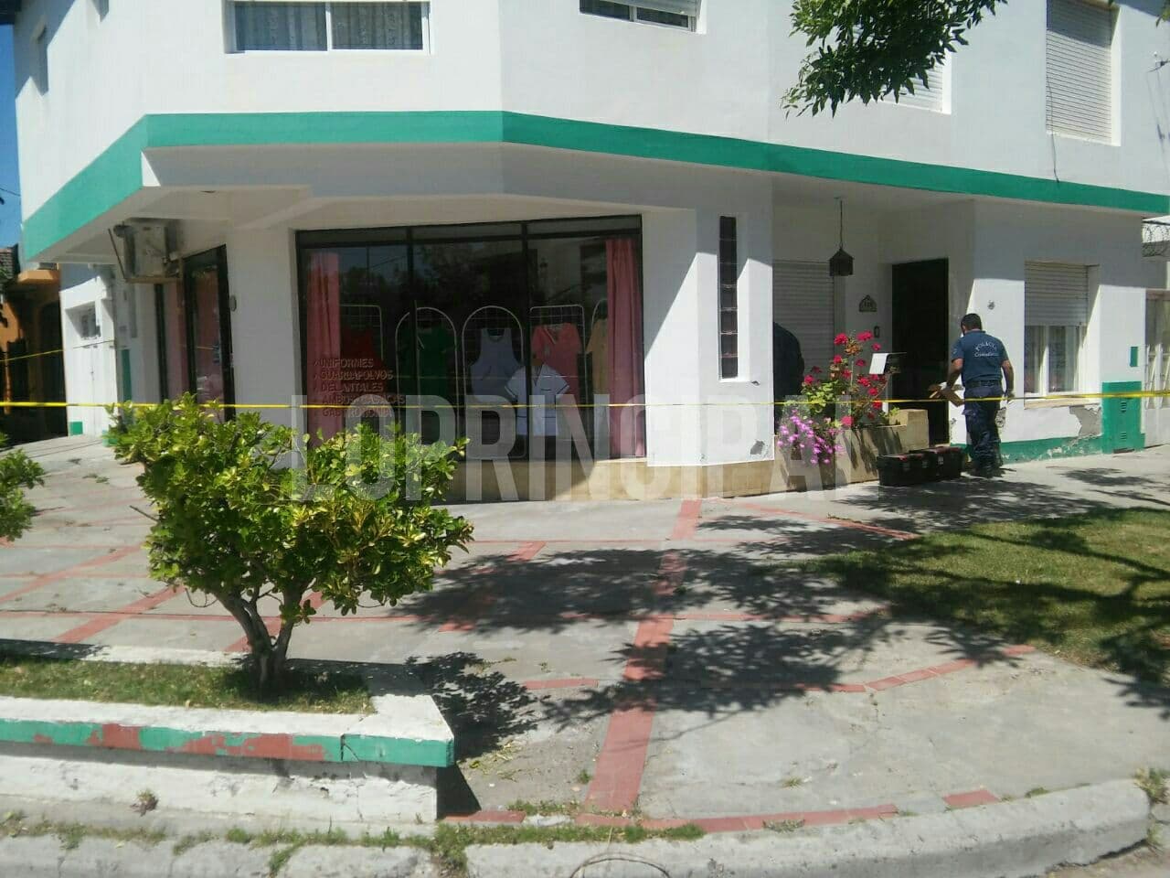 Dos delincuentes armados robaron en un local de ropa, maniatando a los dueños del lugar