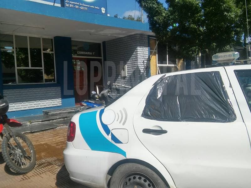 Lo detuvieron por hacer disturbios, desnudarse en público y romper un móvil policial