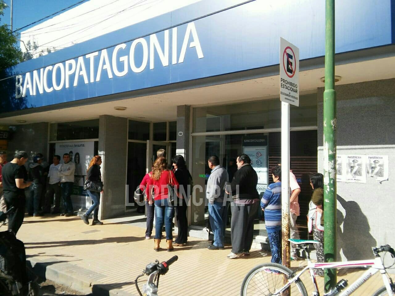 Complicado día en las entidades bancarias de Viedma