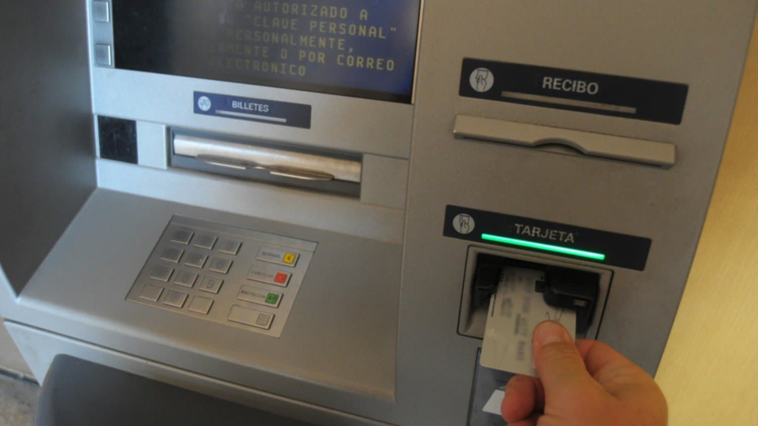 Multaron a Bancos por no tener alcohol en gel en los cajeros automáticos