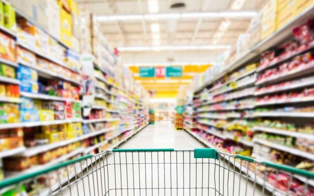 Prohíben la exhibición de alimentos con alto contenido de azúcar en las cajas de los supermercados