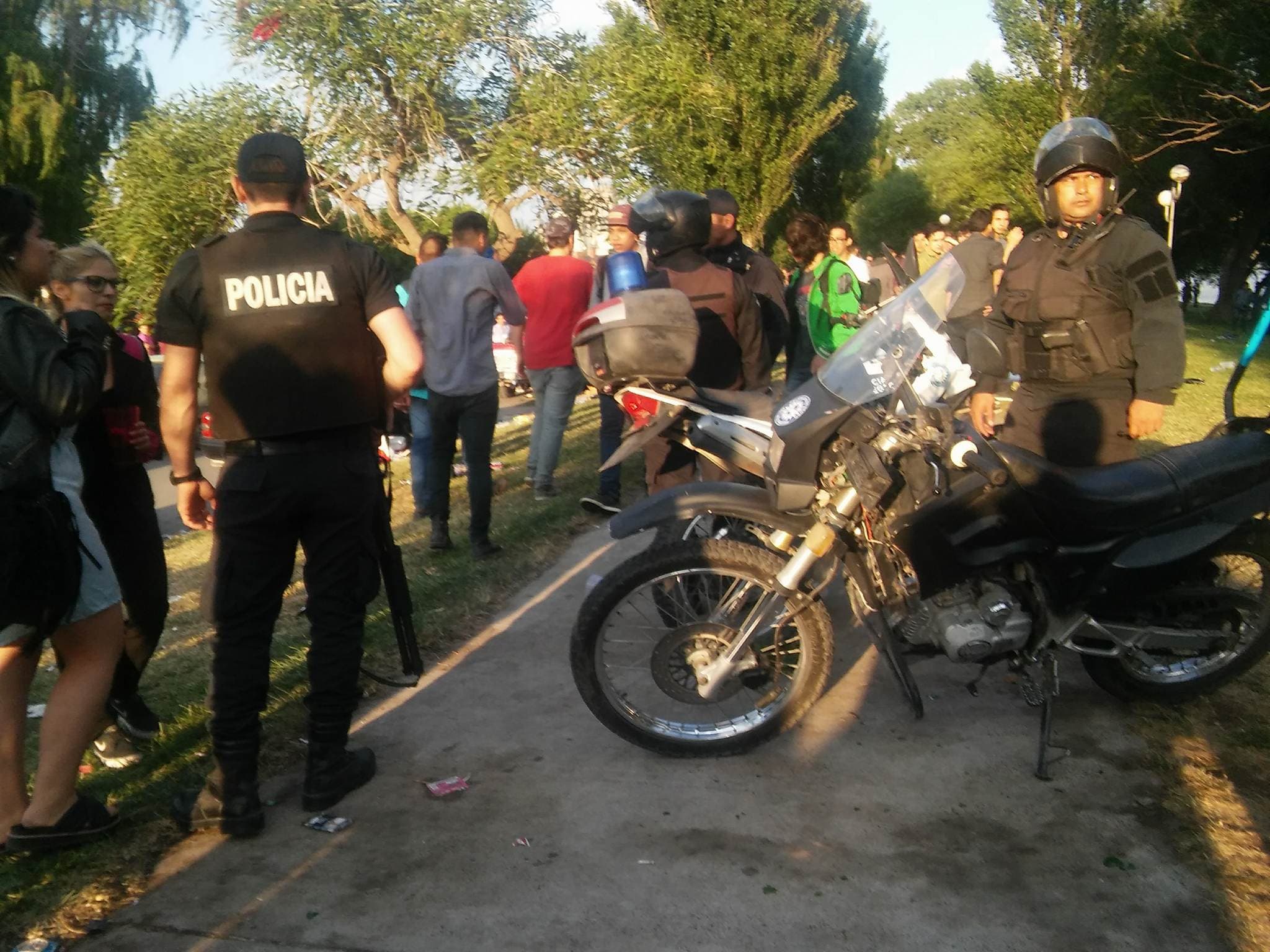 Hay tres apuñalados por peleas callejeras en la costanera