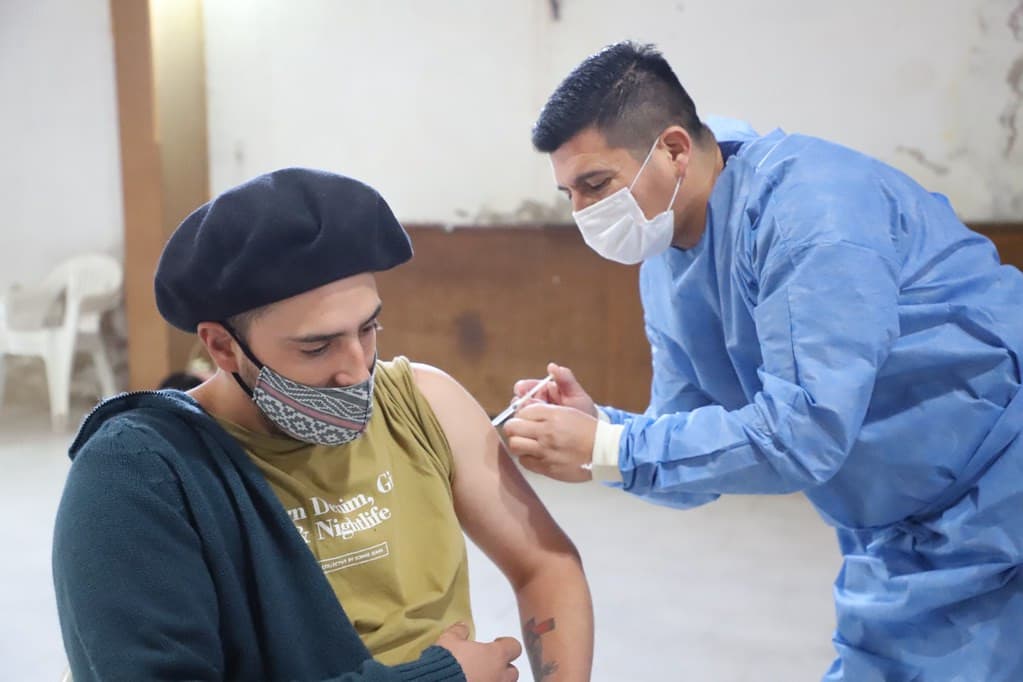 En su día, el ministerio de Salud reconoce el rol y la dedicación de los vacunadores en pandemia