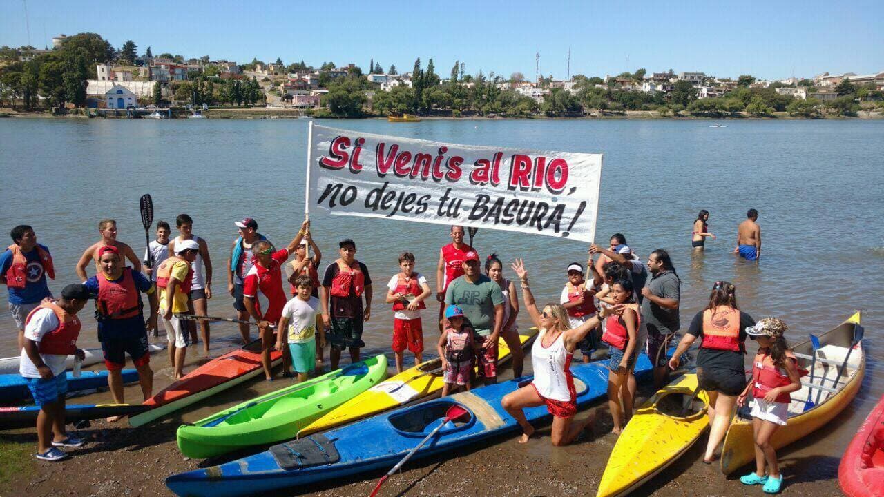 Hicieron una recorrida por el río Negro para generar conciencia acerca de la limpieza de las costas