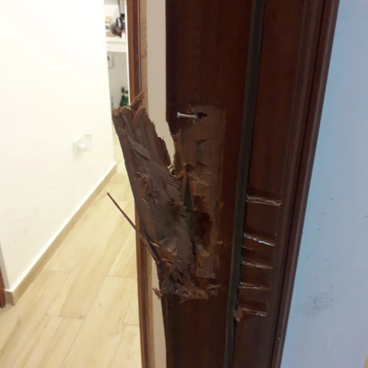 Le destrozaron la puerta de la casa que alquila y el dueño no se quería hacer cargo hasta que intervino la justicia