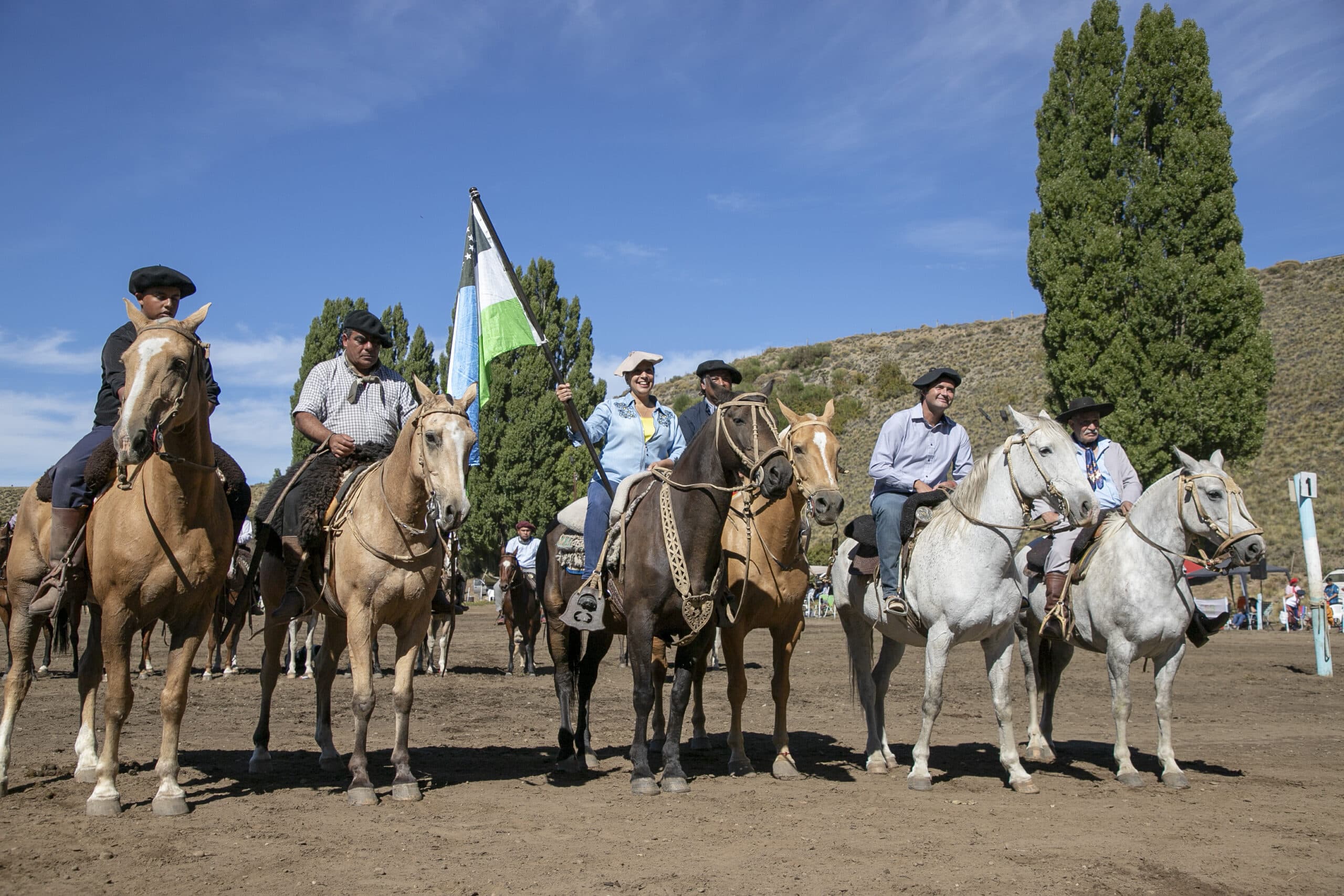 Con la Bandera de la Provincia la Gobernadora ingresó a caballo al predio del V Festival de los Lagos de Doma y Folklore en Ñirihuau