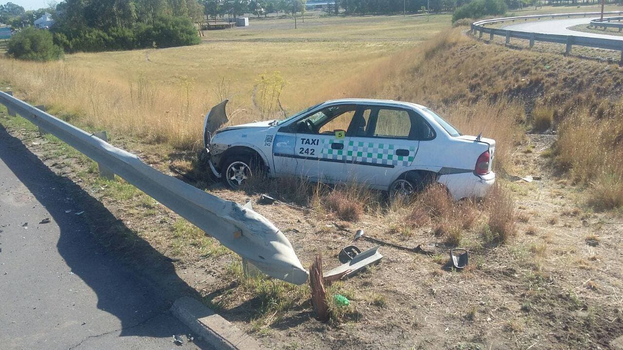 Chocaron en el puente nuevo y atropellaron a tres ciclistas, uno de ellos sufrió fractura de clavícula