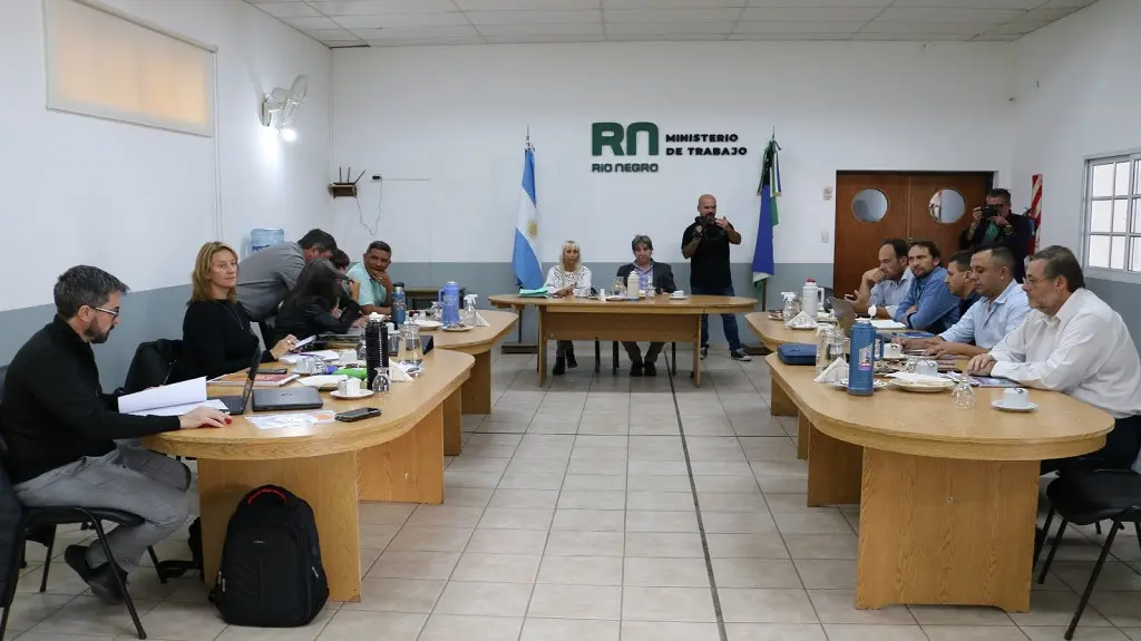 En la reunión con la UnTER el Gobierno ofreció un incremento del 8% al salario y se descontarán los paros