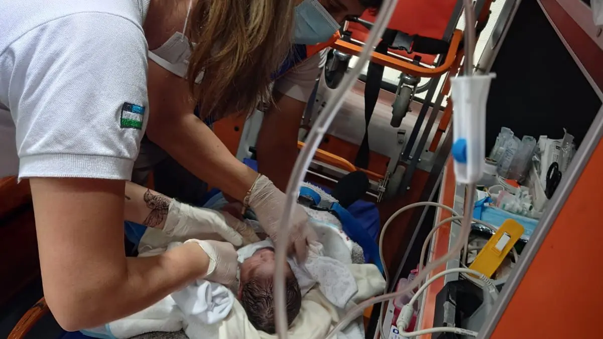 Dio a luz en la ambulancia cuando la trasladaban al hospital de Viedma