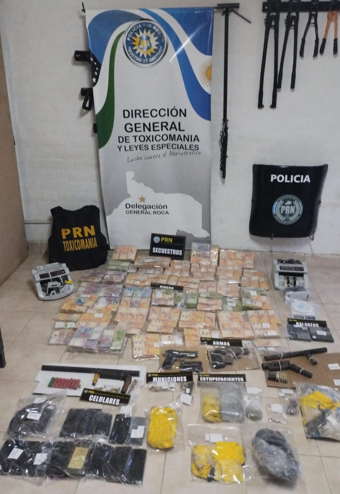 Detenidos con más de un kilo de cocaína, 24 millones de pesos, 2 mil dólares en un golpe al narcotrafico en Rio Negro