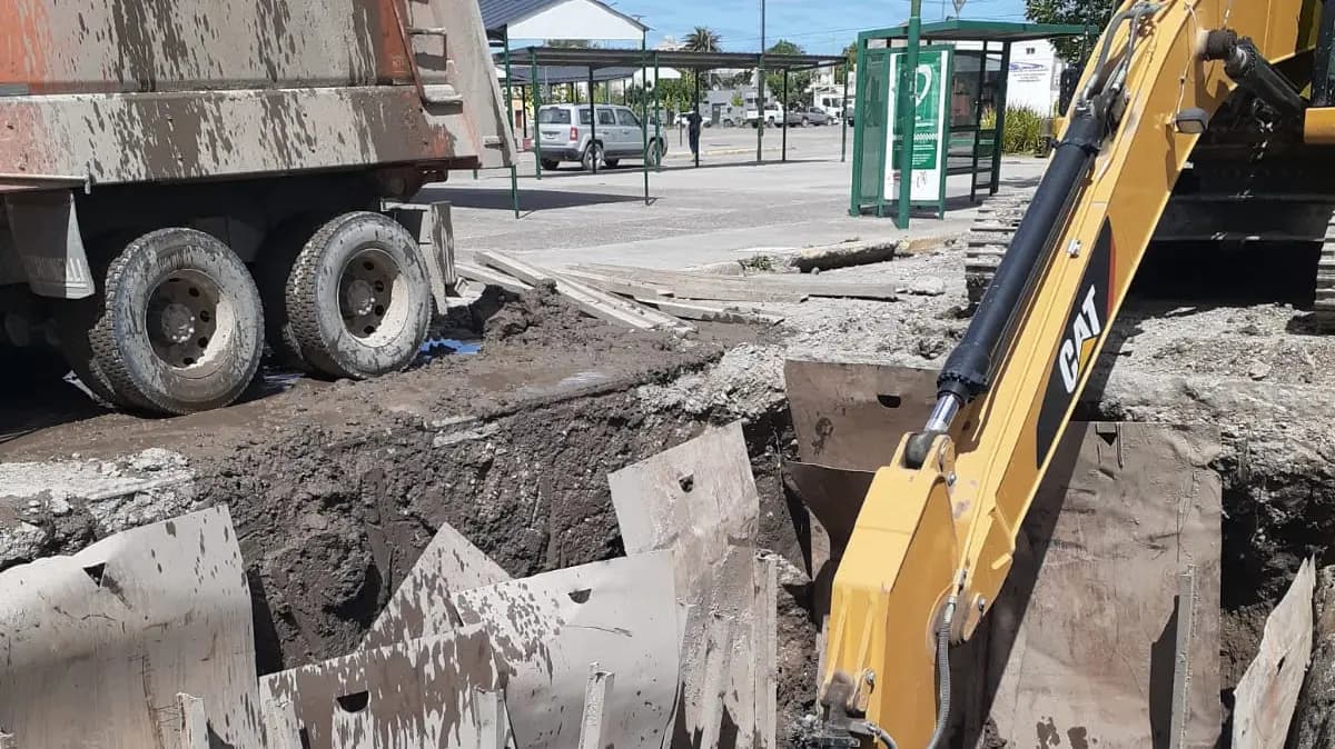 Se realiza un corte y se desvía el tránsito por conexiones cloacales en Viedma