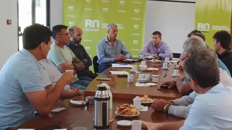 Funcionarios provinciales junto a referentes de la fruticultura planifican la nueva temporada