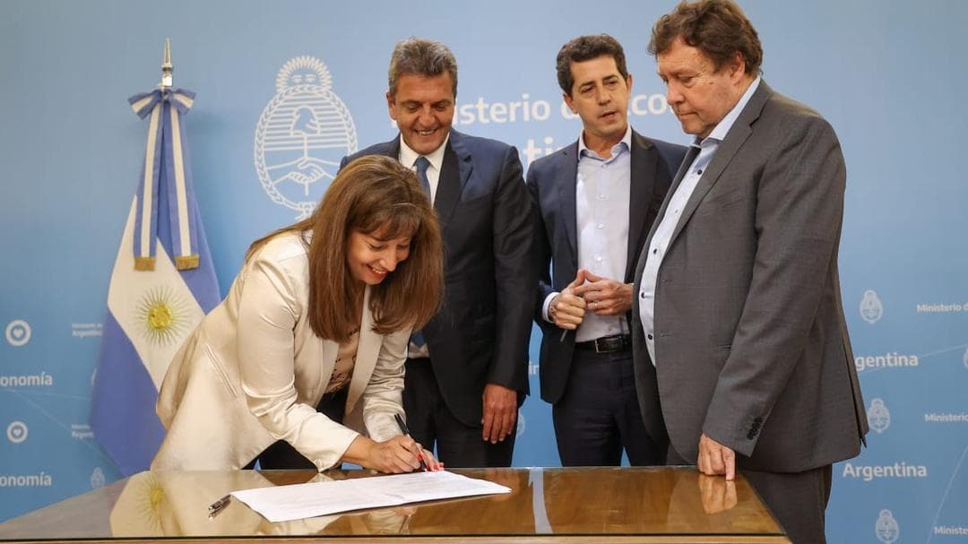 Massa le gira a la provincia 5.000 millones por compensación de ganancias para pagar salarios