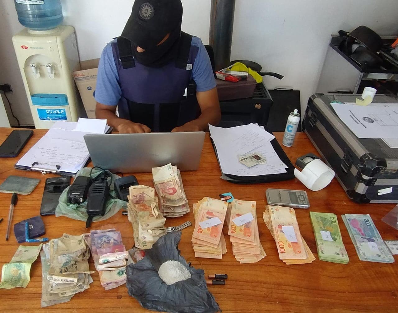 Más de 9 millones de pesos, cuatro detenidos y secuestro de drogas en un operativo policial