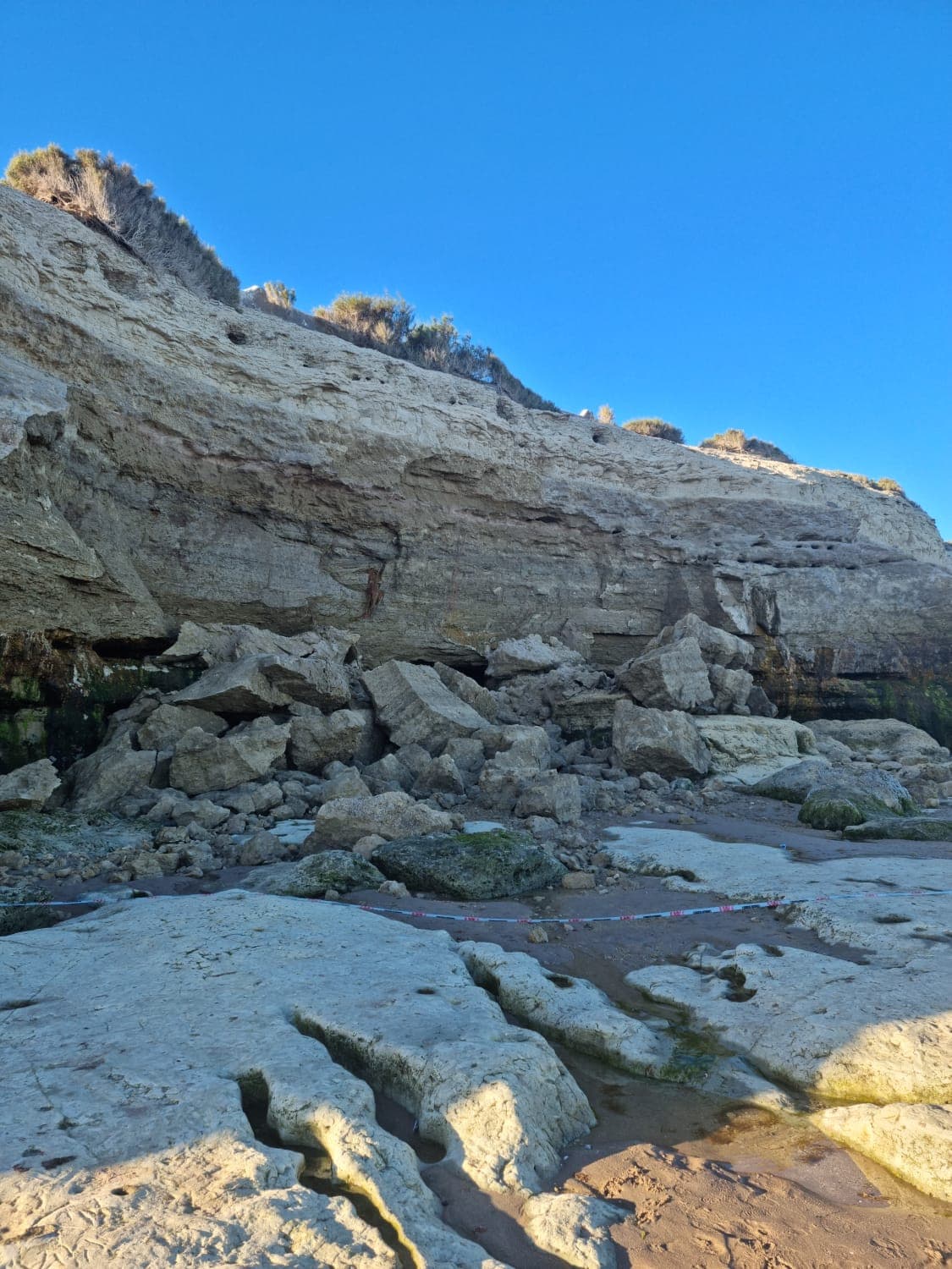 Derrumbes pasando la primer bajada en Las Grutas, piden a la gente no acercarse a esos sectores