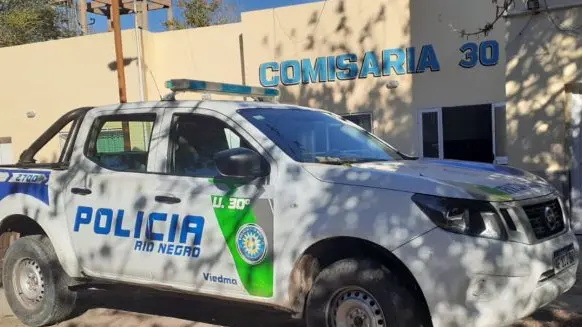 En Viedma la policía salvó a una niña de 3 años que no podía respirar