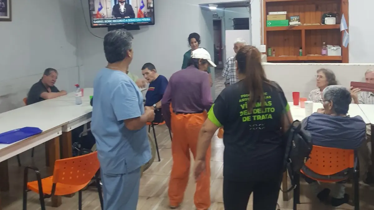 Un hombre mayor regresó con su familia luego de ser rescatado de un campo