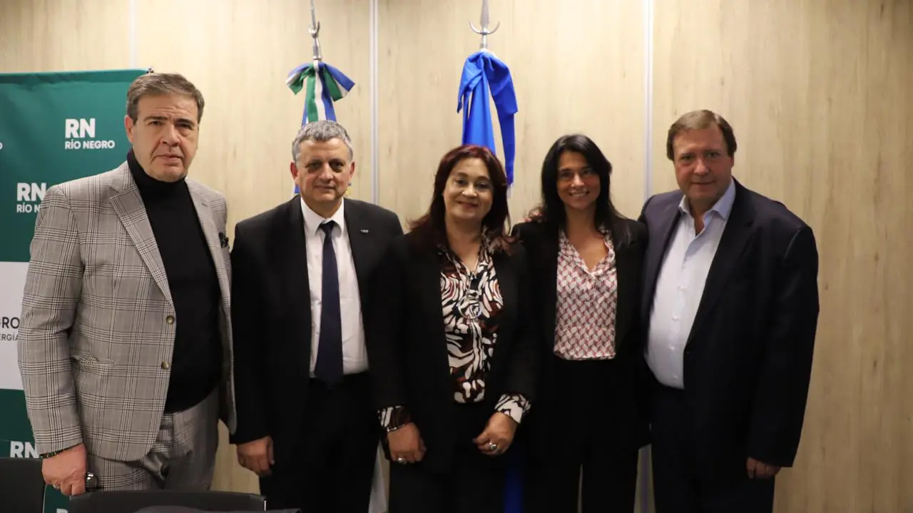Weretilneck, junto a autoridades provinciales de Río Negro recibieron este mediodía al presidente de YPF