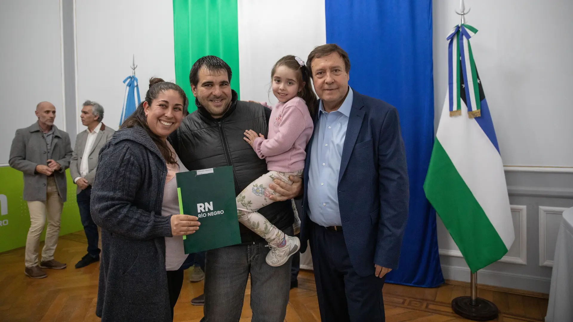 El gobernador Weretilneck entregó escrituras y becas deportivas en Viedma