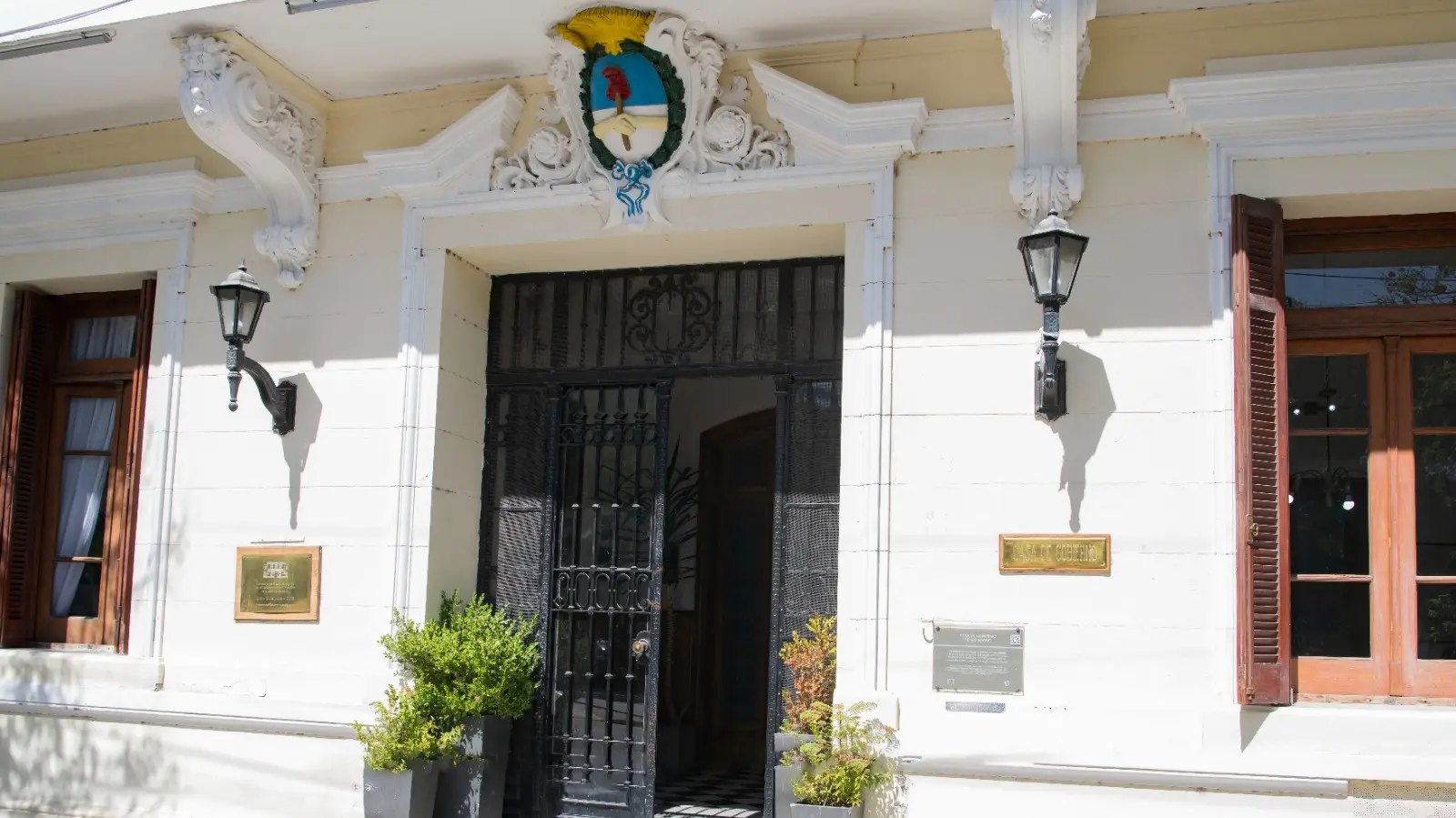 Hubo despidos en la administración pública provincial y para Scalesi es la «motosierra de Weretilneck»