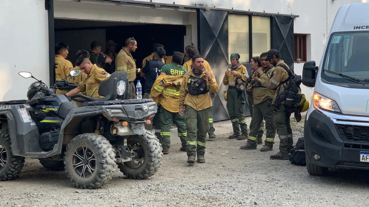 Intensifican el combate de incendio con más medios aéreos y brigadistas en El Bolsón