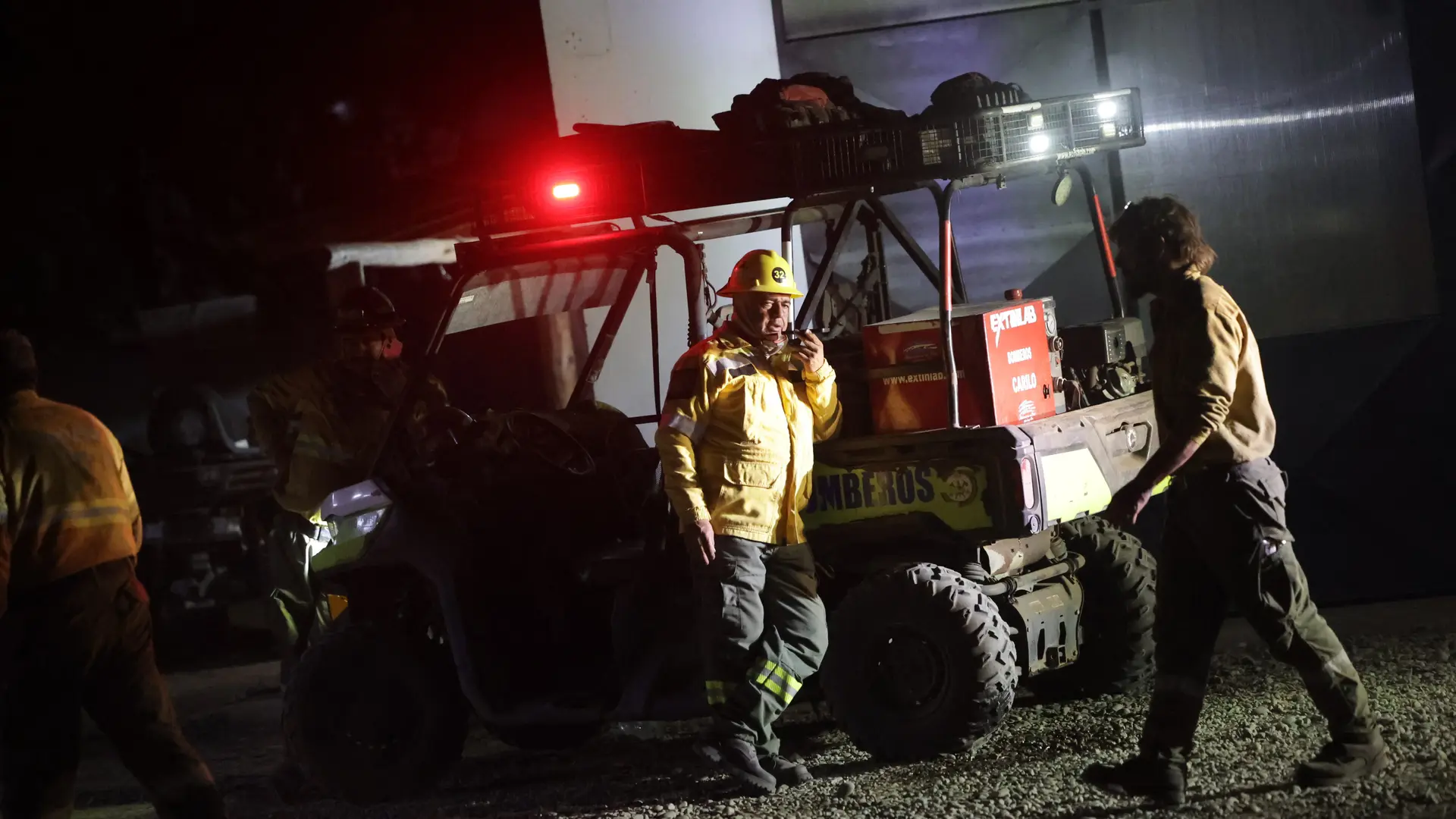 Los brigadistas luchan y avanzan en la contención del fuego en El Bolsón