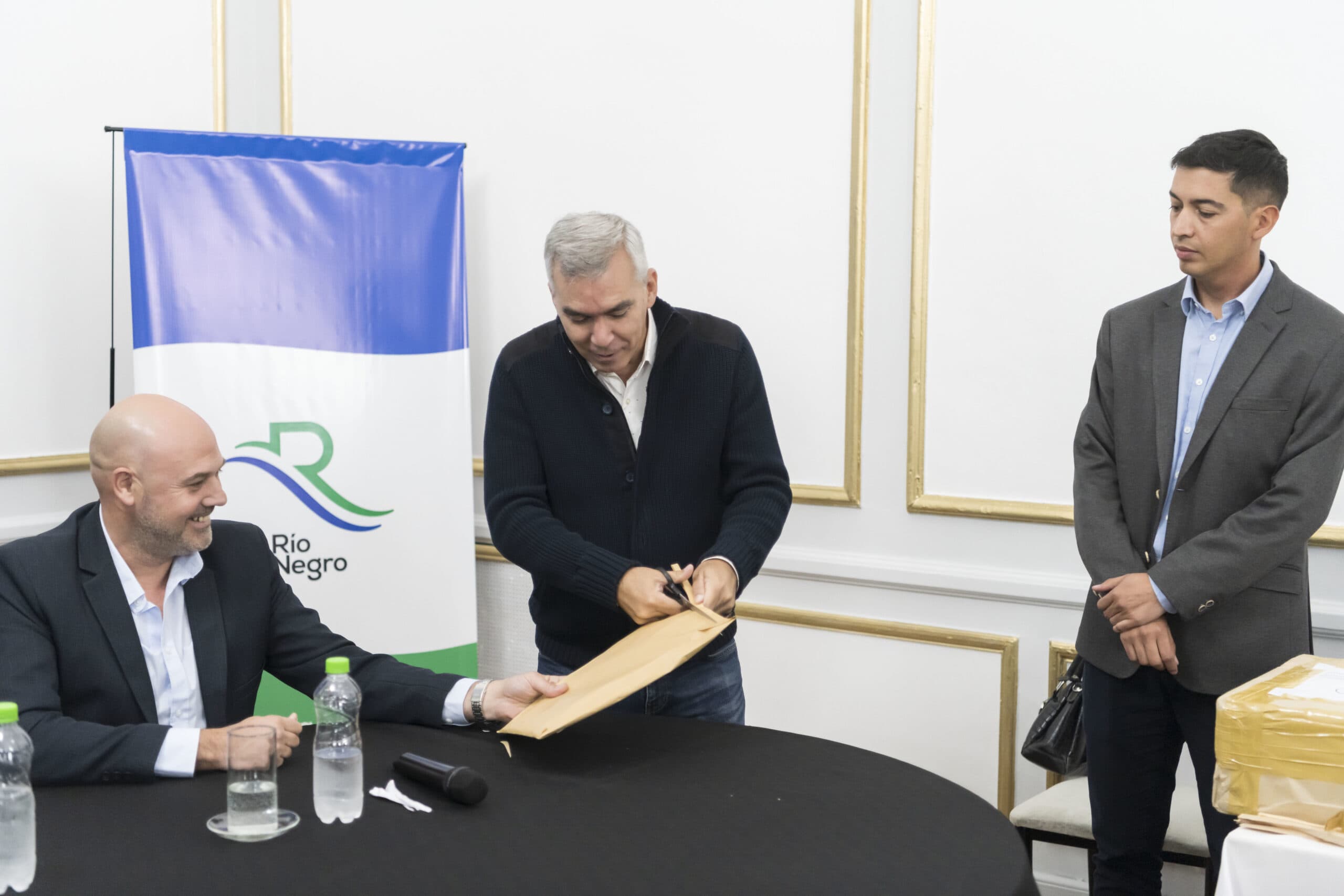 Nueve empresa se presentaron para venderles medicamentos oncológicos y prótesis a la provincia