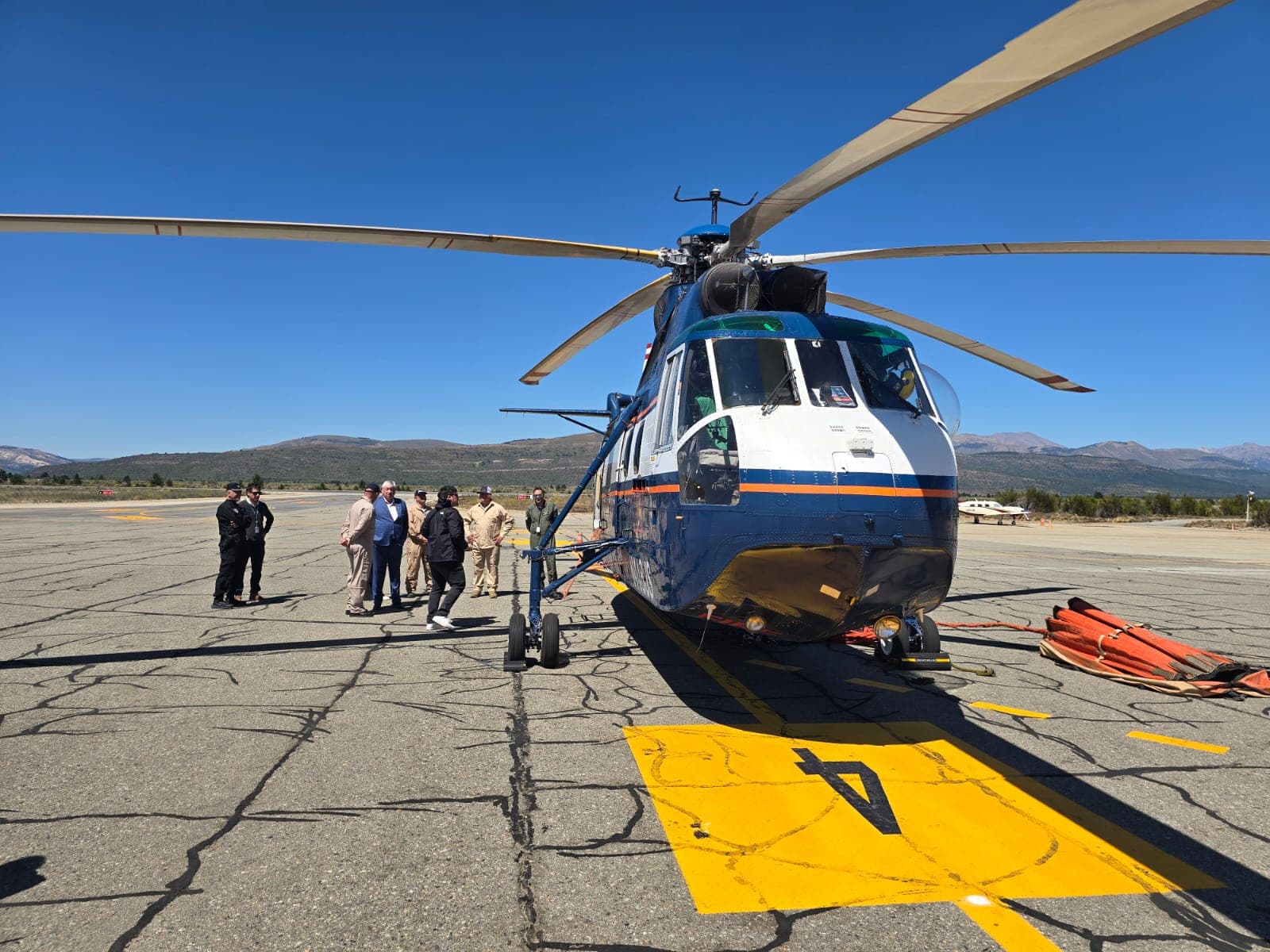El gobierno contrató un helicóptero «que es único en su tipo en el país»