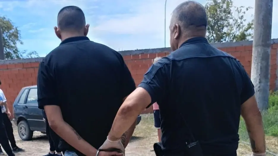 En un allanamiento en Viedma detuvieron a un hombre de 30 años por abuso de armas