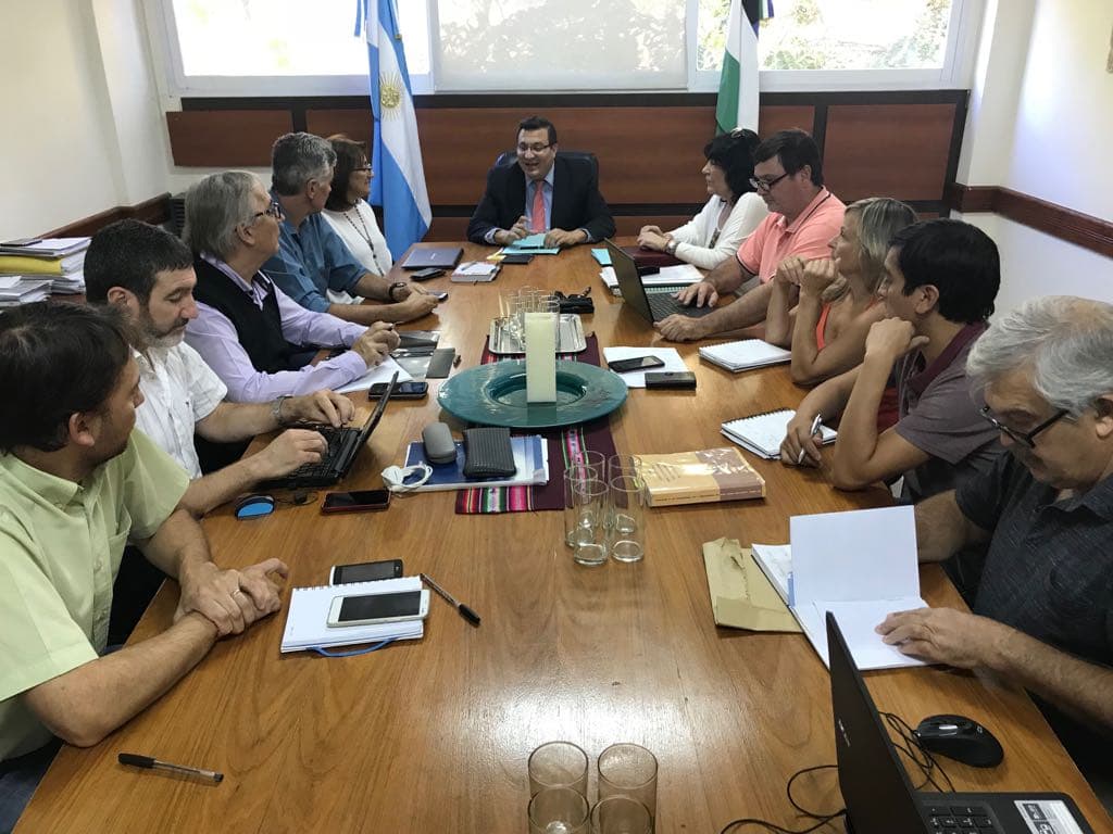 El Gobierno ofreció el aumento en tres tramos del 15% a los docentes y reapertura en agosto