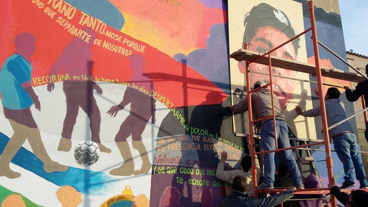 En memoria del joven Emilio Collueque se realizará un mural en el CEM N° 146