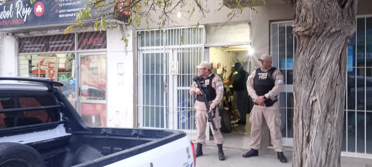 La Prefectura realizó dos allanamientos simultáneos en Viedma por drogas