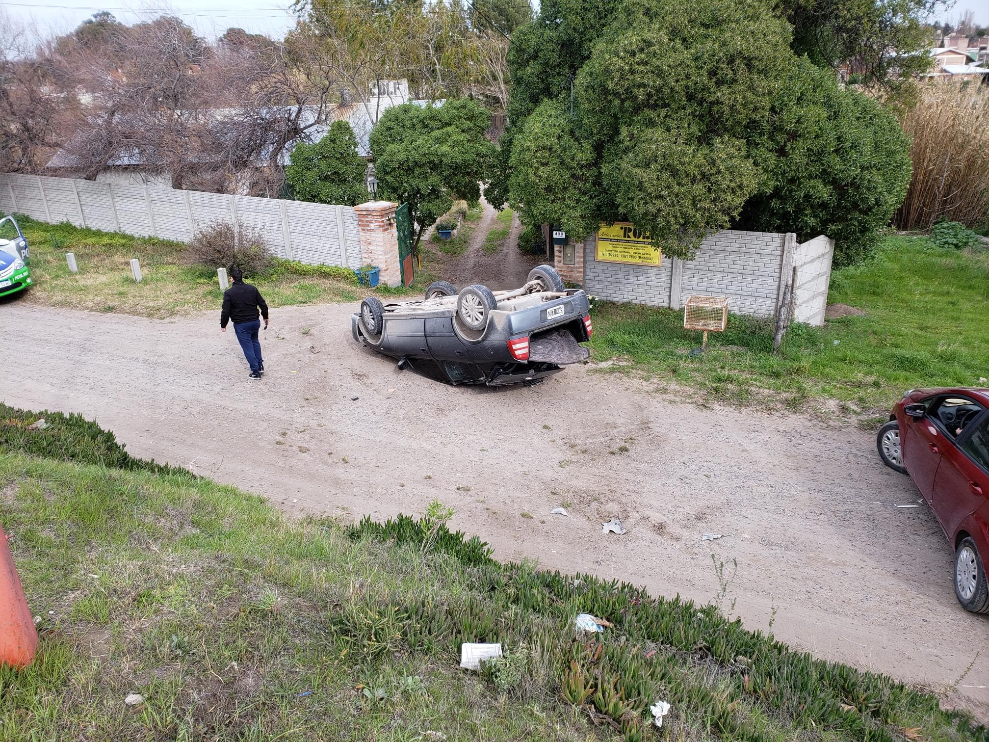 Robaron un auto y lo volcaron no hay heridos