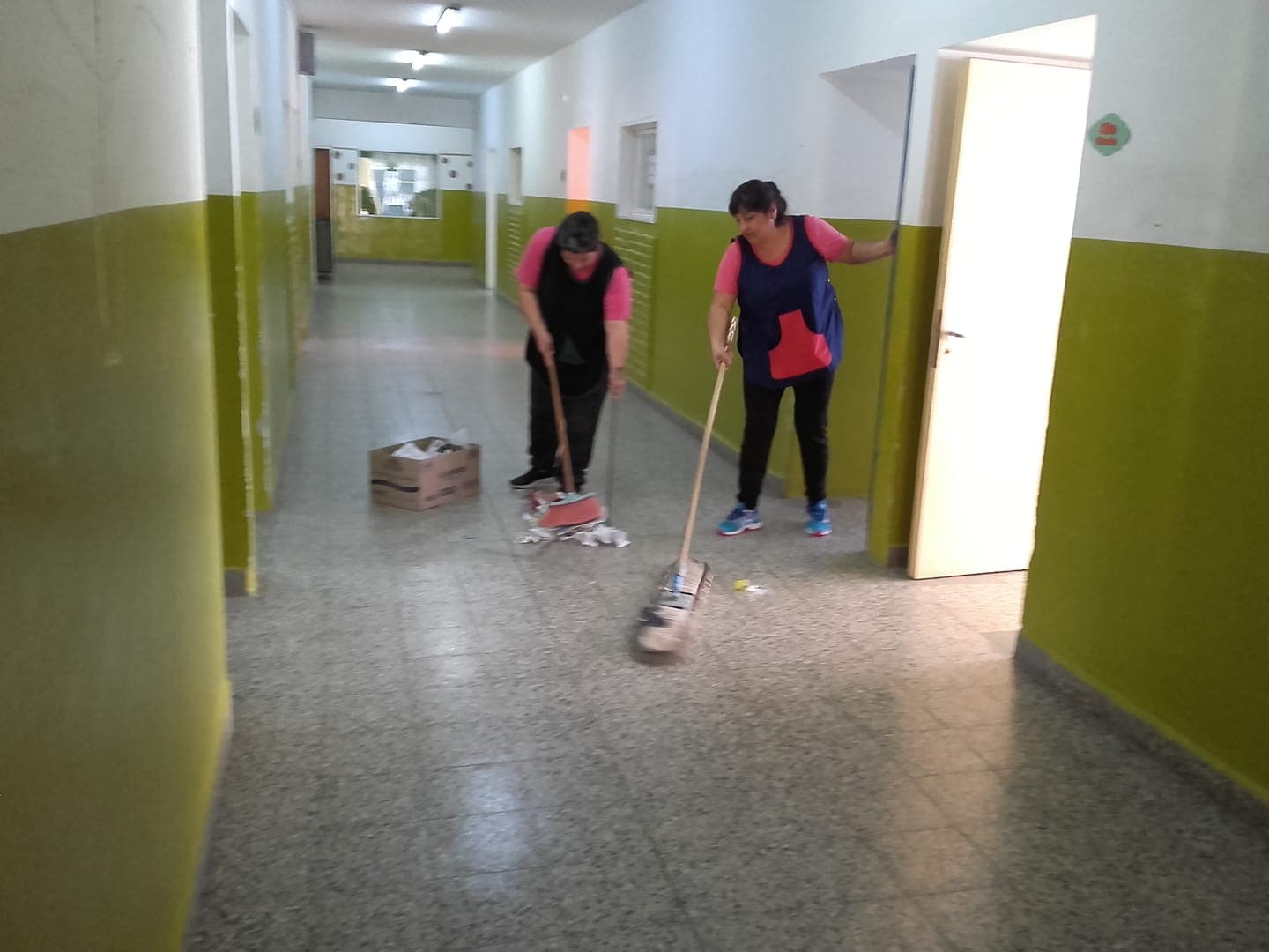 Educación se comprometió restituir el salarios a los porteros que estaban con licencia por enfermedad