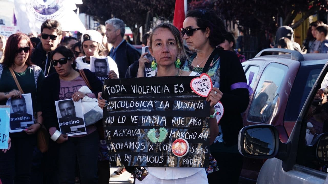 Unas mil personas marcharon por las calles de Bariloche pidiendo justicia por el femicidio de Valeria Coppa