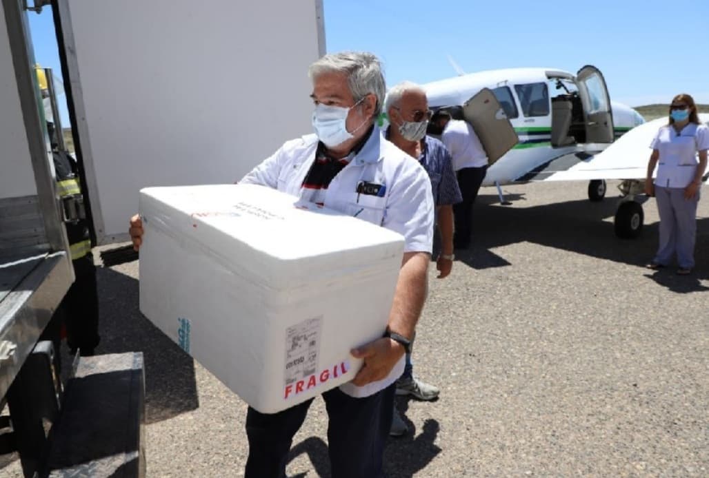 En el avión sanitario de la provincia se trasladaron 1.400 vacunas contra el COVID-19 para el Alto Valle