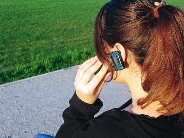 Indemnizarán a una persona que compró un celular nuevo lo llevó a reparar y era robado