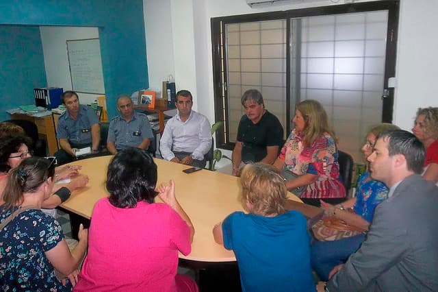 La inseguridad en el barrio Los Maestros fue reconocida por funcionarios que se reunieron con vecinos del lugar