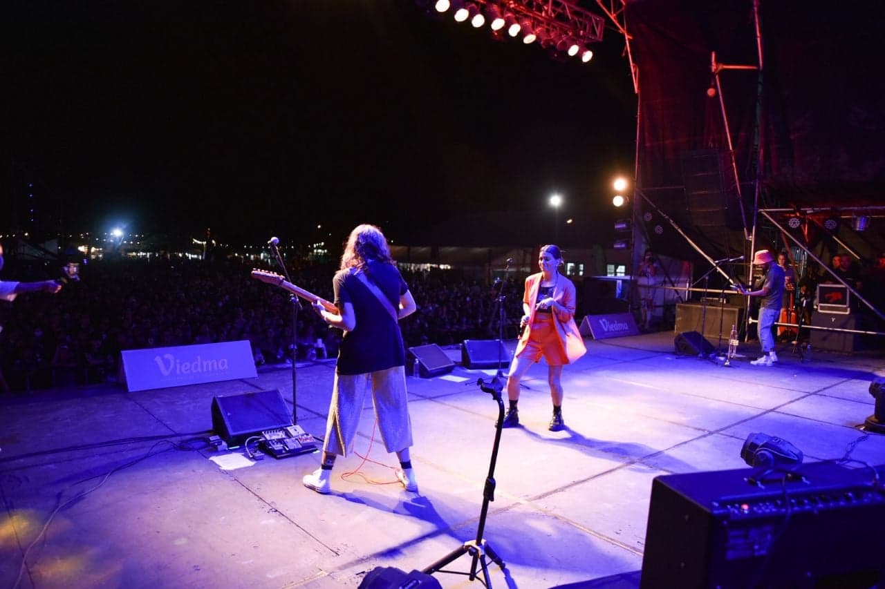 Con la presentación de Natalie Pérez comenzó la Fiesta del Mar y el Acampante