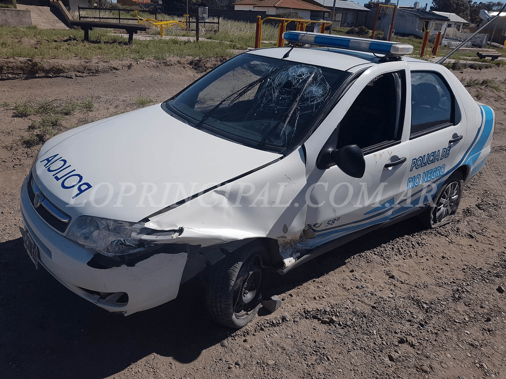 En una persecución en El Cóndor un móvil policial derrapó y chocó contra un poste