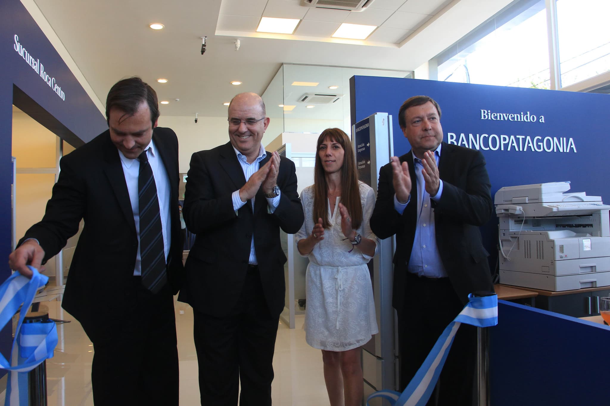 Weretilneck y Soria juntos en la inauguración de una sucursal del Banco Patagonia en Roca