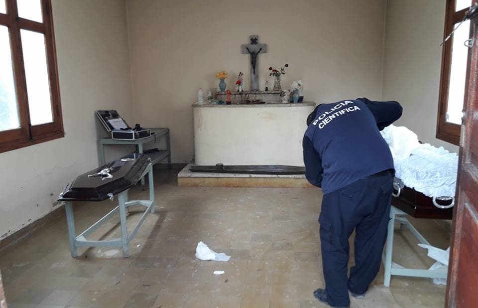 Sacan el cadaver de una mujer de la capilla del Cementerio de Patagones y la ponen en otra tumba