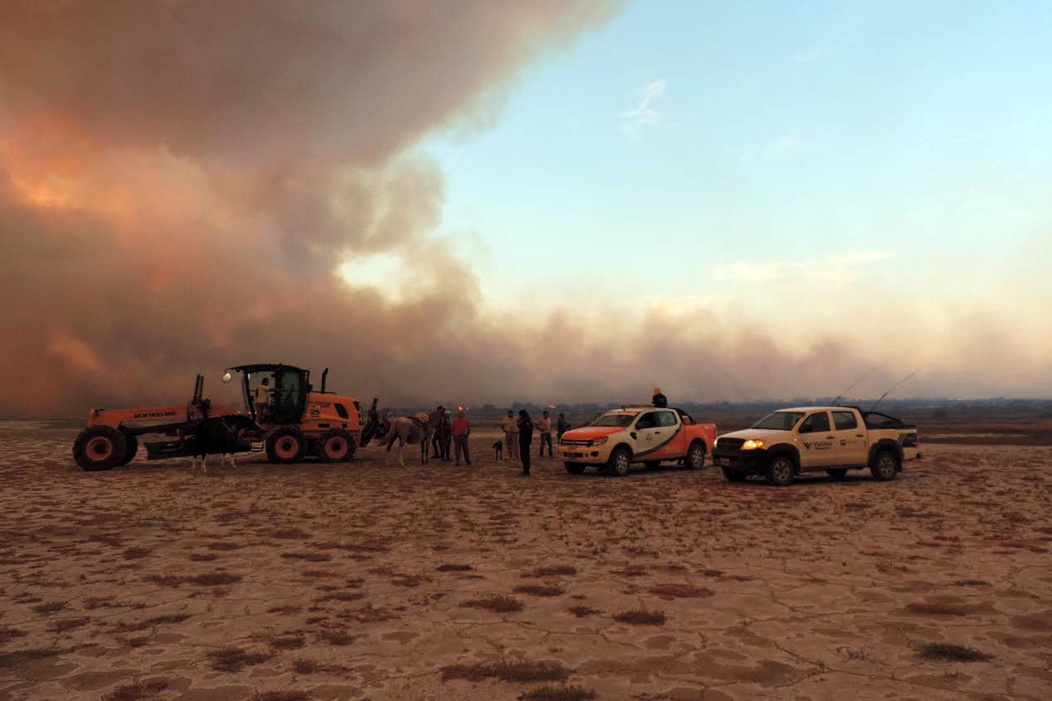 Es arduo el trabajo de Defensa Civil y bomberos para apagar los incendios en la provincia
