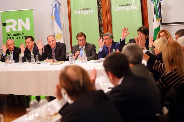 Aceptaron por mayoría la renuncia de Baquero Lazcano