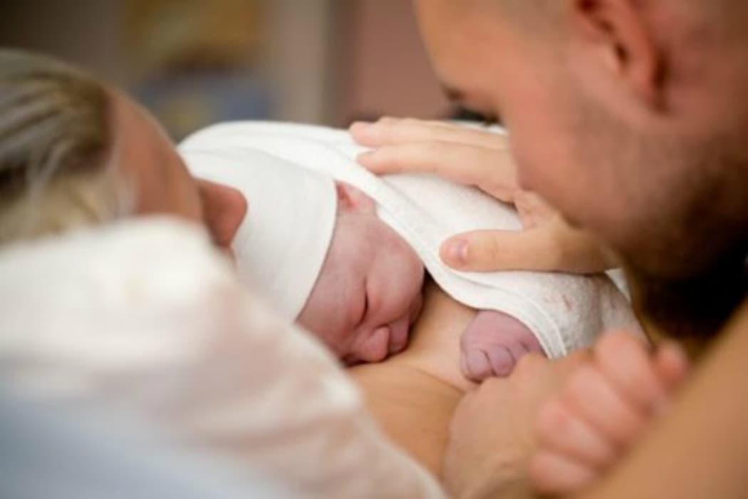 Se aprobó la licencia de maternidad compartida