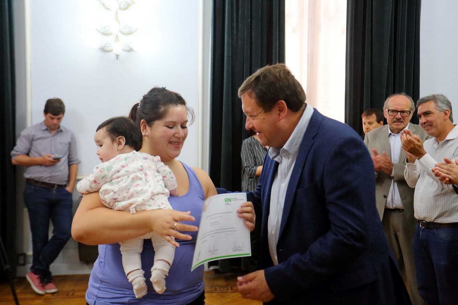 Familias de Viedma recibieron créditos para poder potenciar su emprendimiento