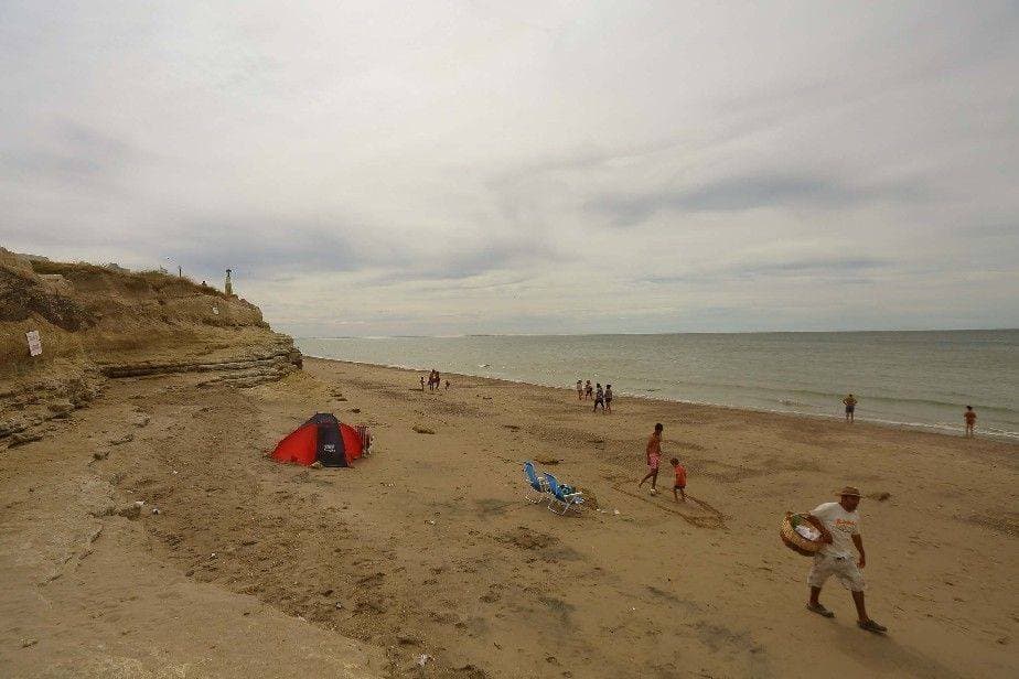 Brindan recomendaciones por desprendimientos de acantilados en Las Grutas