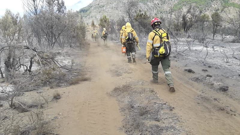 Unas cien personas continúan trabajando combatiendo el incendio en El Bolsón