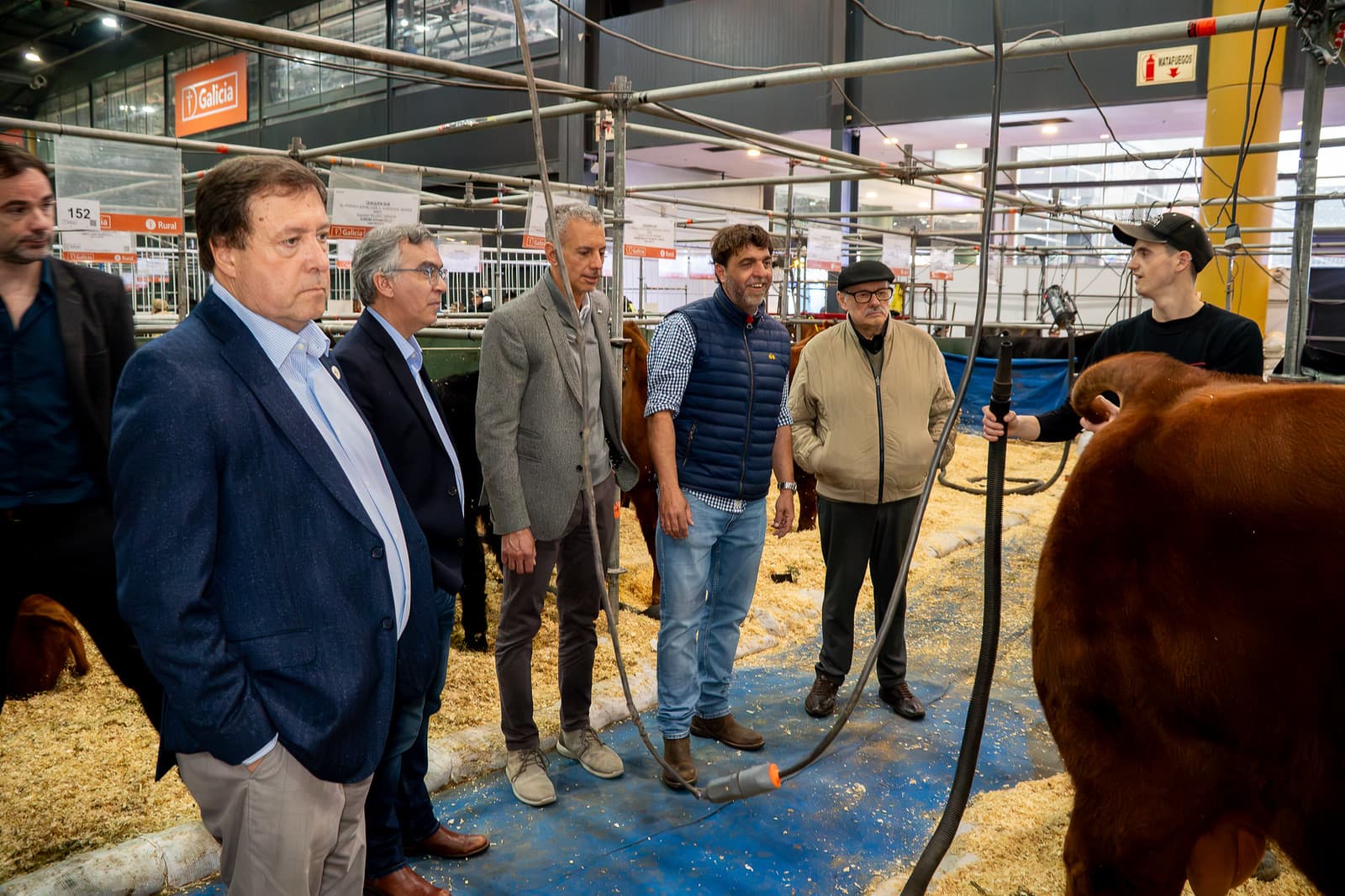 Weretilneck, acompañado por un grupo de colaboradores, recorrió el stand de Río Negro en la Rural de Palermo
