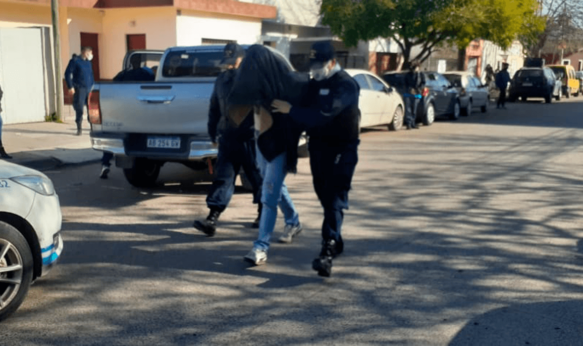 Robó una cartera de una camioneta y un empleado del comercio donde estaba la víctima lo atrapó